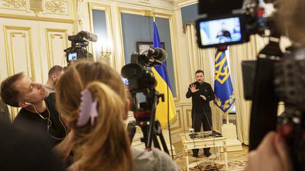 Der ukrainische Präsident Wolodymyr Selenskyj spricht zu Journalisten während einer Pressekonferenz. 