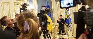 Der ukrainische Präsident Wolodymyr Selenskyj spricht zu Journalisten während einer Pressekonferenz. 