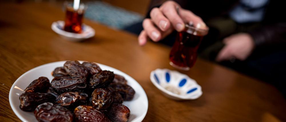 Mit Beginn des Ramadans fasten viele Muslime tagsüber. Gegessen wird erst nach Sonnenuntergang. (Archivfoto)