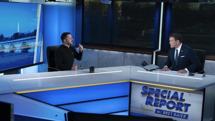 Wolodymyr Selenskyj (l), Präsident der Ukraine, spricht während eines Interviews mit Bret Baier.