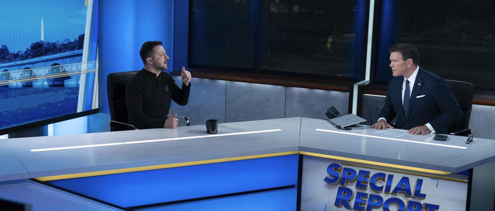 Wolodymyr Selenskyj (l), Präsident der Ukraine, spricht während eines Interviews mit Bret Baier.