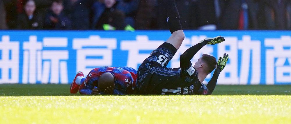 Millwall-Torhüter Liam Roberts sieht für sein Foul die Rote Karte – aber erst nach einem VAR-Eingriff.