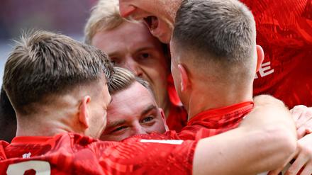 Die Spieler des 1. FC Kaiserslautern feiern den Sieg gegen Jahn Regensburg.