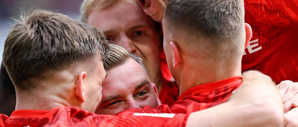 Die Spieler des 1. FC Kaiserslautern feiern den Sieg gegen Jahn Regensburg.