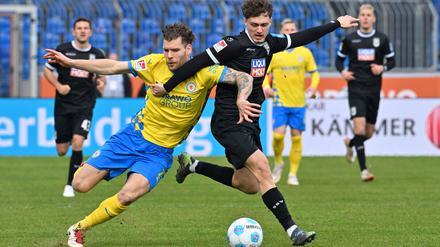 Laufduell zwischen Ulms Maurice Krattenmacher (r) und dem Braunschweiger Kevin Ehlers.