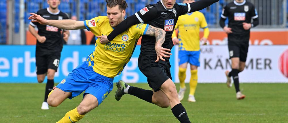Laufduell zwischen Ulms Maurice Krattenmacher (r) und dem Braunschweiger Kevin Ehlers.