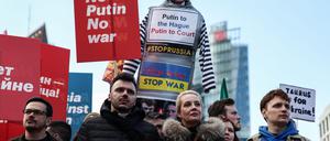 Hunderte von Demonstranten zeigten ihre Kritik am russischen Angriffskrieg gegen die Ukraine, an der Spitze Julia Nawalnaja, die Witwe des russischen Dissidenten Alexej Nawalny.