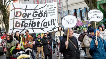 Klare Botschaft der Demonstranten: Von den Plänen des schwarz-roten Senats, den Görlitzer Park nachts zu verschließen, halten sie nichts. 