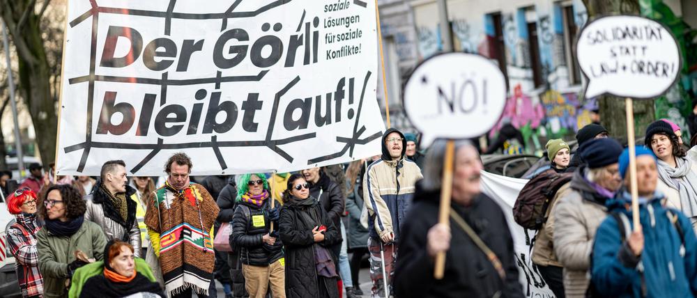 Klare Botschaft der Demonstranten: Von den Plänen des schwarz-roten Senats, den Görlitzer Park nachts zu verschließen, halten sie nichts. 