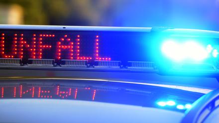 Ein Polizeiauto steht an einer Unfallstelle.