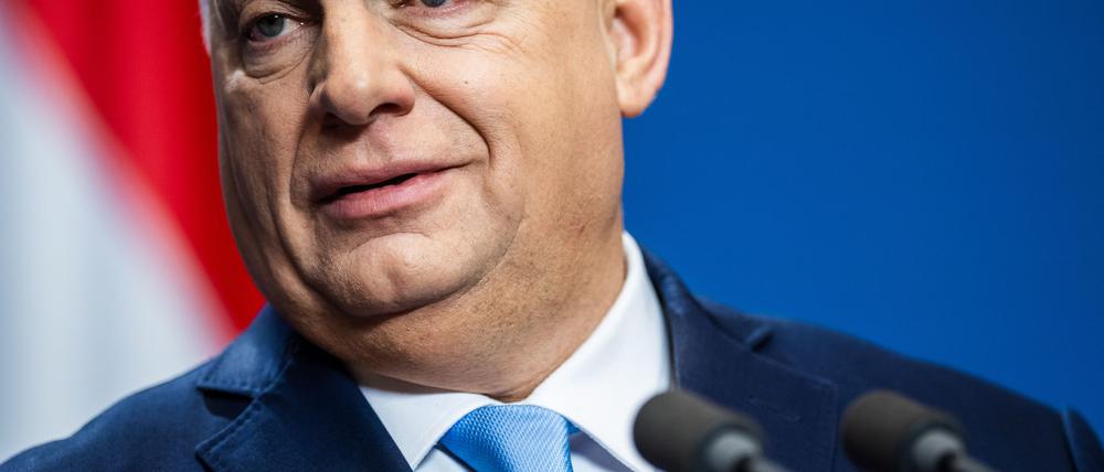 Die EU und ganz Europa wolle Krieg, moniert Orban - „außer Ungarn und dem Vatikan“.