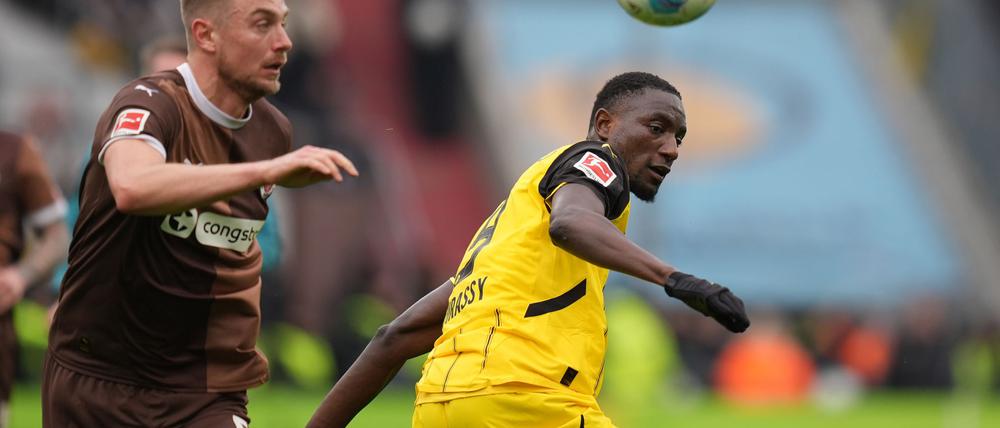 Dortmunds Torjäger Serhou Guirassy (r) legte wieder die Grundlage zum Sieg: Serhou Guirassy.