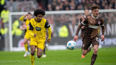 Karim Adeyemi (li.) erzielte das 2:0 für Borussia Dortmund im Spiel gegen den FC St. Pauli.