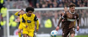 Karim Adeyemi (li.) erzielte das 2:0 für Borussia Dortmund im Spiel gegen den FC St. Pauli.