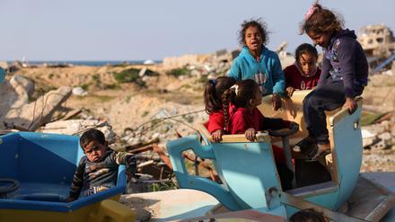 Rummel-Spiel in Ruinen. Kinder leiden besonders, wie hier in Gaza.