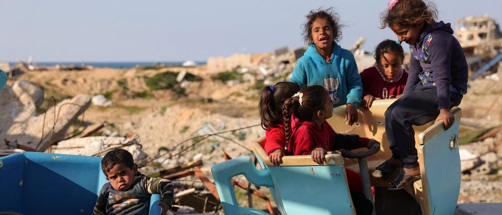 Rummel-Spiel in Ruinen. Kinder leiden besonders, wie hier in Gaza.