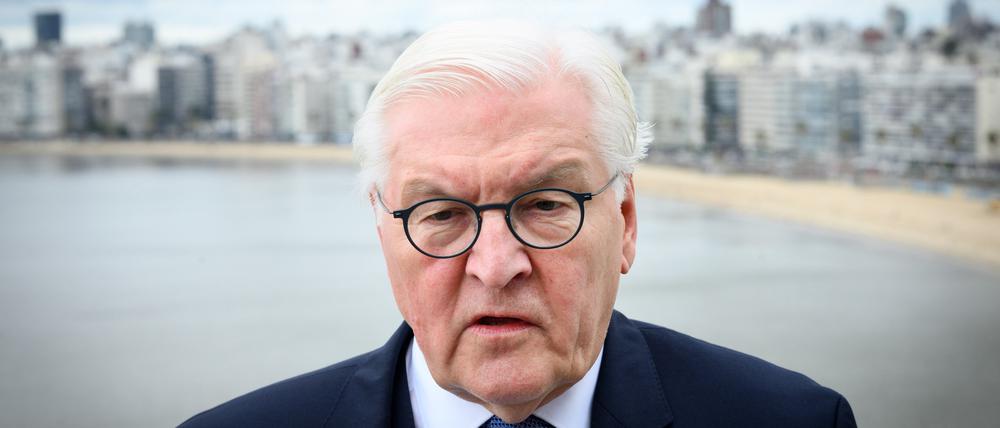 01.03.2025, Uruguay, Montevideo: Bundespräsident Frank-Walter Steinmeier äußert sich bei einem Fernseh-Interview zu seiner Reise und zu den europäisch-amerikanischen Beziehungen nach dem Eklat im Weißen Haus.
