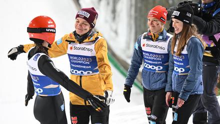 Jubel bei den deutschen Skispringen Selina Freitag, Agnes Reisch, Katharina Schmid und Juliane Seyfarth (v.l.).