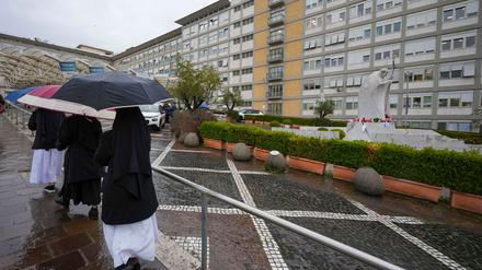 Nach einem neuen Atemnot-Anfall verbrachte Papst Franziskus in der Gemelli-Klinik offiziellen Angaben zufolge eine ruhige Nacht.