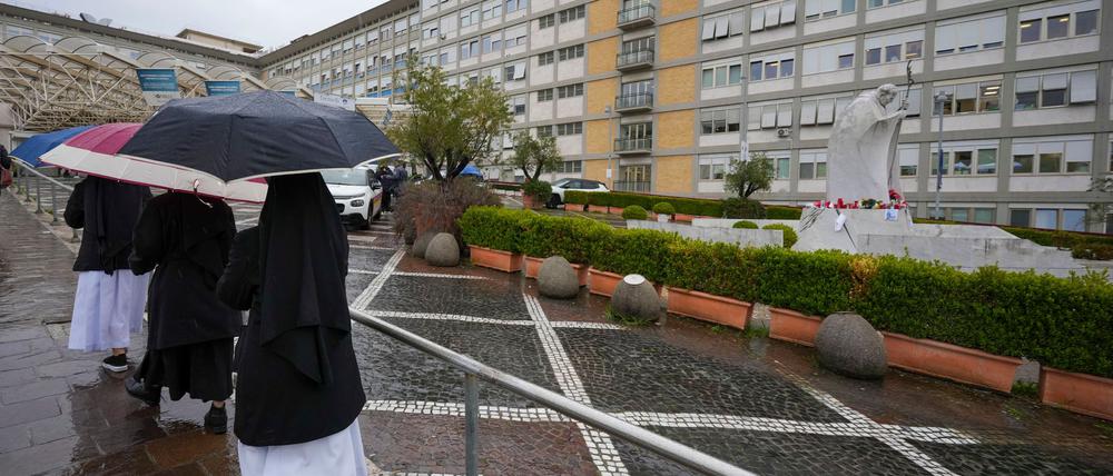 Nach einem neuen Atemnot-Anfall verbrachte Papst Franziskus in der Gemelli-Klinik offiziellen Angaben zufolge eine ruhige Nacht.