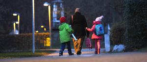 Eine Muslima mit Kopftuch holt ihre Kinder von der Schule ab.