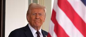 Mit seinem Dekret hob Trump einen mehr als 20 Jahre alten Erlass des damaligen US-Präsidenten Clinton auf.