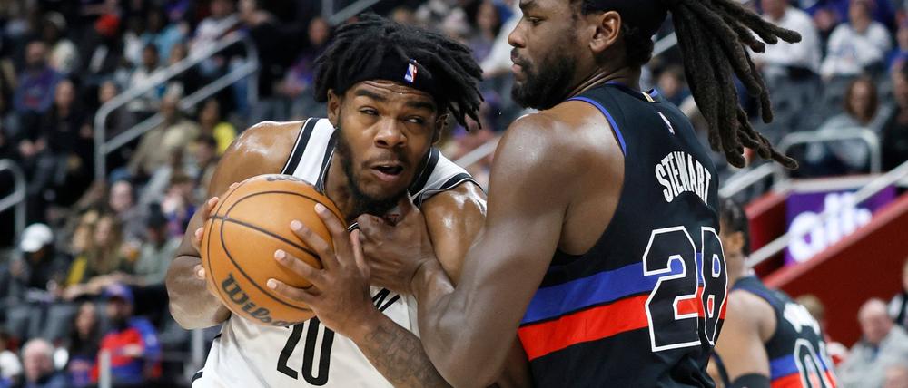 Isaiah Stewart (r) und Detroit Pistons besiegten die Brooklyn Nets.