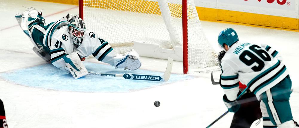 Tim Stützle (verdeckt, r) trifft nach einer Fehlerkette der Sharks-Defensive.