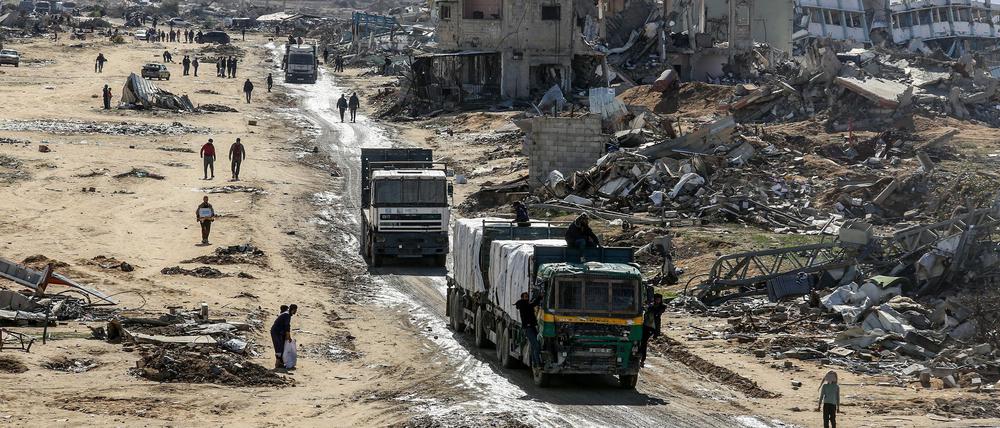 Lastwagen mit humanitären Hilfsgütern im Gazastreifen. (Archivbild)
