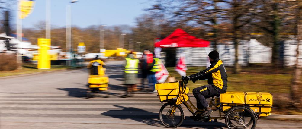 Die Deutsche Post will nach Warnstreiks liegengebliebene Sendungen rasch nachliefern. (Archivbild)