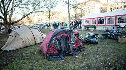 Gut ein halbes Dutzend Zelte steht bereits auf dem Oranienplatz in Berlin-Kreuzberg. Die Veranstalter gehen davon aus, dass es noch mehr werden. 