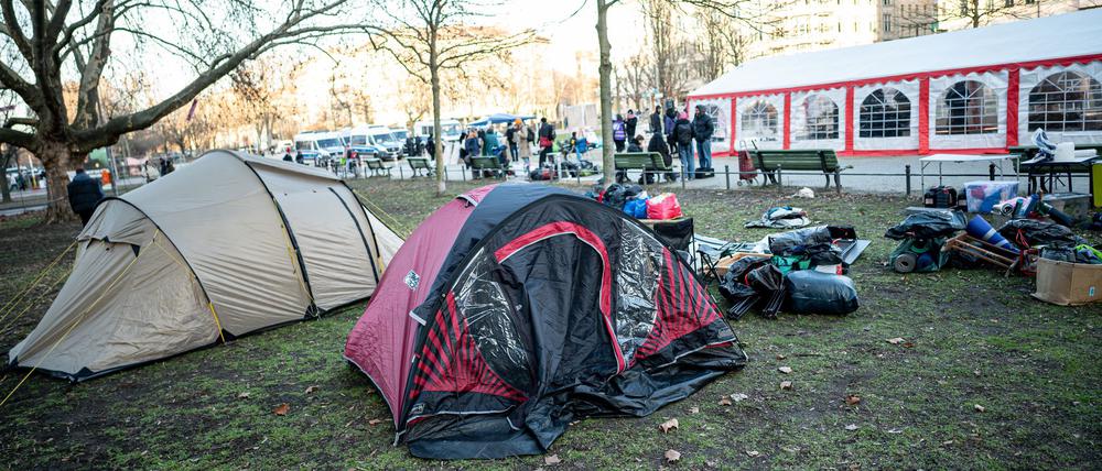 Gut ein halbes Dutzend Zelte steht bereits auf dem Oranienplatz in Berlin-Kreuzberg. Die Veranstalter gehen davon aus, dass es noch mehr werden.