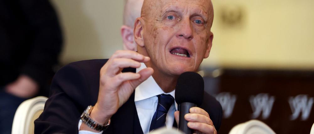 FIFA-Schiedsrichter-Chef Pierluigi Collina ist besorgt wegen der Drohungen gegen Unparteiische.