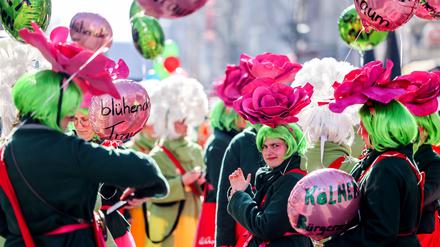Einen Tag vor Rosenmontag ziehen traditionell die „Schull- und Veedelszöch“ durch Köln.