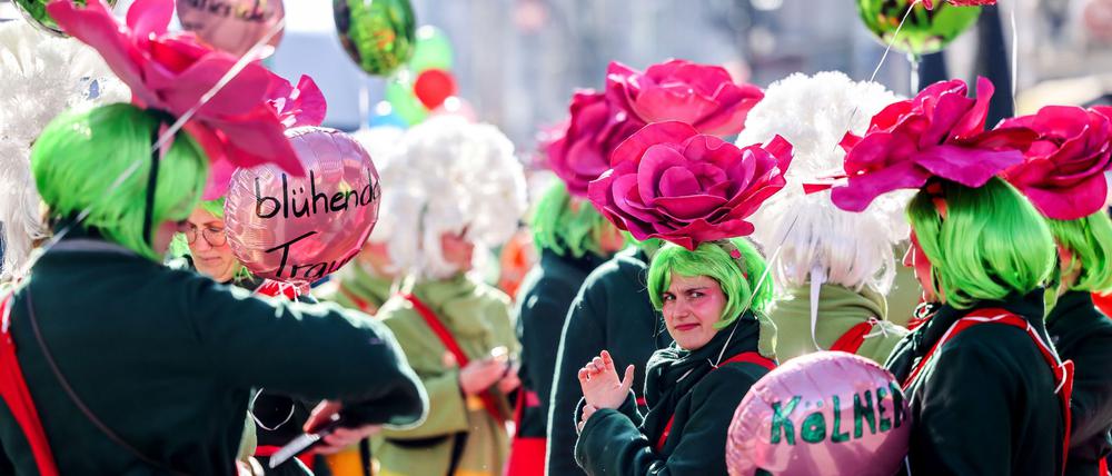Einen Tag vor Rosenmontag ziehen traditionell die „Schull- und Veedelszöch“ durch Köln.