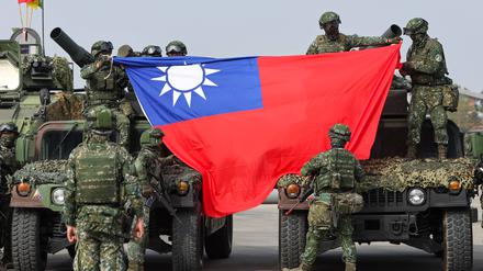 Taiwanesische Soldaten mit ihrer nationalen Flagge bei einer Militärübung (Archivbild vom Januar 2024).