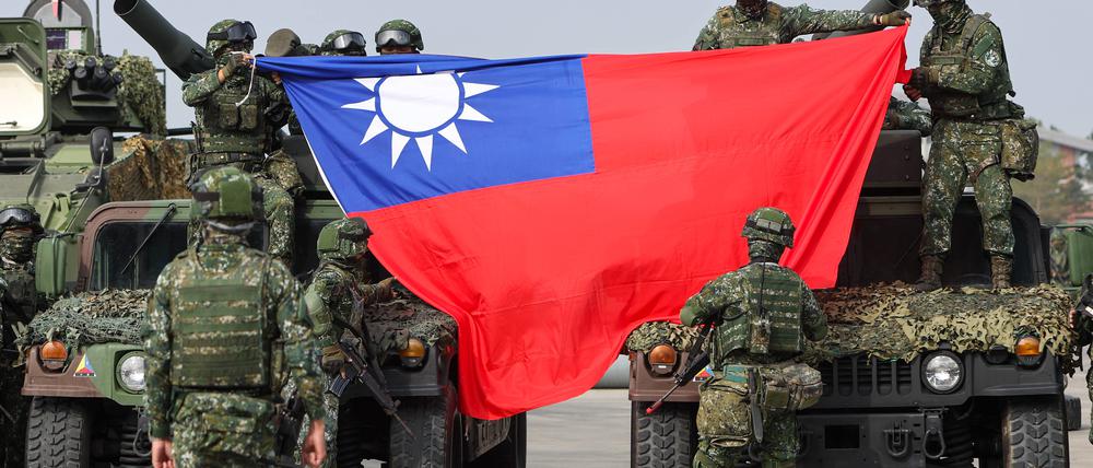 Taiwanesische Soldaten mit ihrer nationalen Flagge bei einer Militärübung (Archivbild vom Januar 2024).