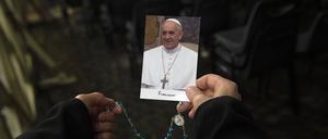 ITALY - ROSARY PRAYER FOR THE HEALTH OF POPE FRANCIS AT ST PETER S SQUARE IN THE VATICAN - 2025/2/24 Italy, Rome, Vatican, 2025/2/24 People attend a Rosary prayer for the health of Pope Francis who is hospitalized with pneumonia, at St Peter s square in The Vatican. Pope Francis condition showed a slight improvement on February 24, 2025, the Vatican said, as the critically-ill pontiff spent his 11th day in hospital with double pneumonia. The critical clinical conditions of the Holy Father demonstrate a slight improvement. Even today there were no episodes of asthmatic respiratory attacks some laboratory tests have improved, said the Vatican in its evening bulletin on the 88-year-old s health. EDITORIAL USE ONLY - NO BOOKS Copyright: xALESSIAxGIULIANIx