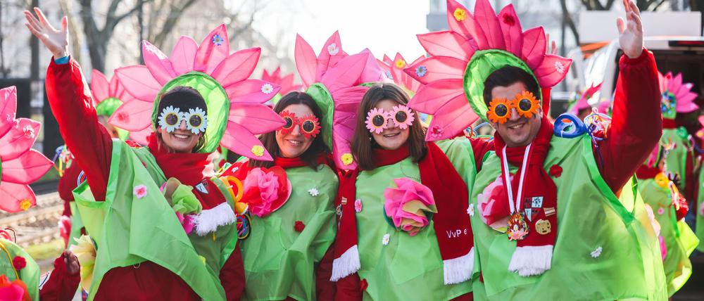  Einen Tag vor Rosenmontag ziehen traditionell die „Schull- und Veedelszöch“ durch Köln.