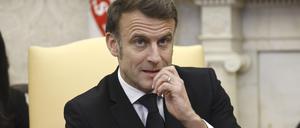 Frankreichs Präsident Emmanuel Macron nimmt an einem Treffen mit dem US-Präsidenten Trump im Oval Office des Weißen Hauses in Washington teil. 