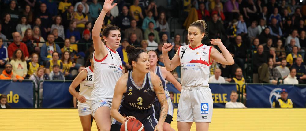 Albas Stefanie Grigoleit schirmt den Ball gegen gleich zwei Gegnerinnen ab. Im Spiel um Platz drei waren die Berlinerinnen gegen Nördlingen klar überlegen.
