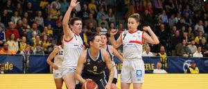 Albas Stefanie Grigoleit schirmt den Ball gegen gleich zwei Gegnerinnen ab. Im Spiel um Platz drei waren die Berlinerinnen gegen Nördlingen klar überlegen.