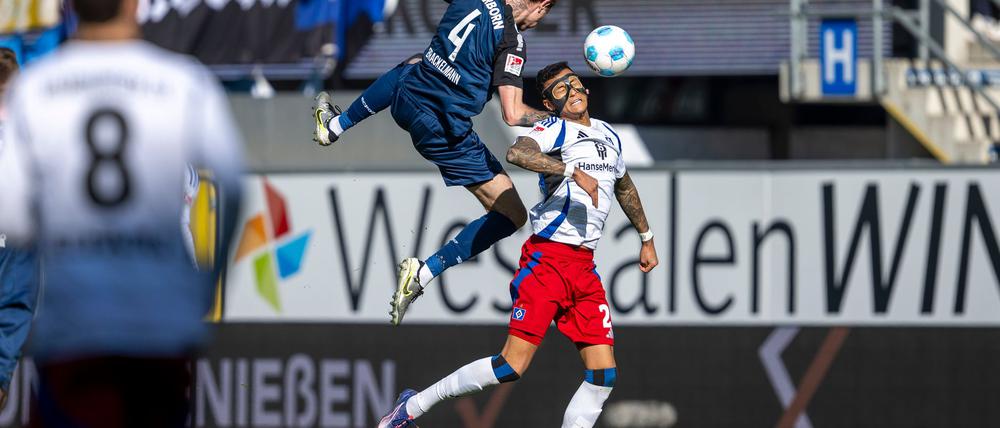 Paderborns Calvin Brackelmann (l) und Hamburgs Davie Selke kämpfen um den Ball.