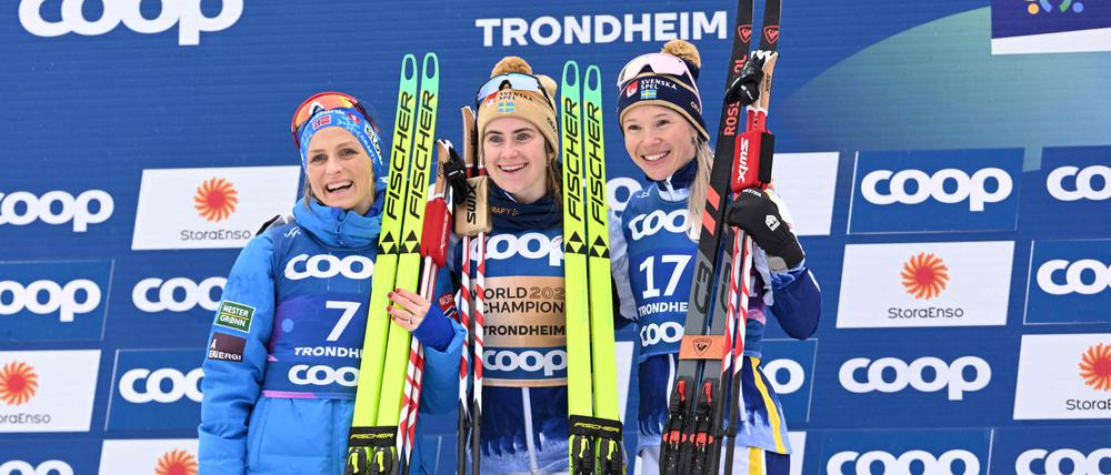 Die Zweite Therese Johaug (l.), Siegerin Ebba Andersson (m.) und die Drittplatzierte Jonna Sundling (r.).