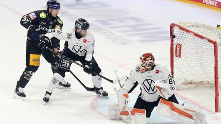 Die Eisbären gingen früh mit 1:0 in Führung, doch das Spiel gegen Wolfsburg blieb lange offen.