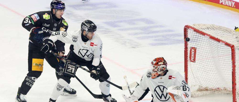 Die Eisbären gingen früh mit 1:0 in Führung, doch das Spiel gegen Wolfsburg blieb lange offen.