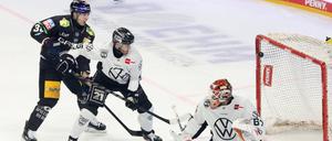 Die Eisbären gingen früh mit 1:0 in Führung, doch das Spiel gegen Wolfsburg blieb lange offen.