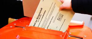 Eine Wählerin steckt ihren Stimmzettel in eine Wahlurne im Wahllokal in der Julius-Leber-Schule in Hamburg-Schnelsen.