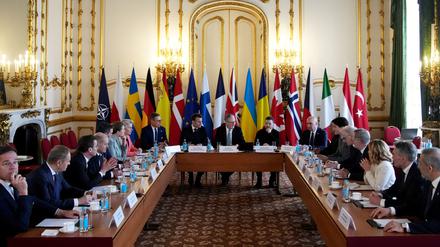 Der britische Premierminister Keir Starmer und der ukrainische Präsident Wolodymyr Selenskyj bei einem Treffen führender Politiker während des Ukraine-Gipfels im Londoner Lancaster House.