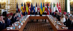 Der britische Premierminister Keir Starmer und der ukrainische Präsident Wolodymyr Selenskyj bei einem Treffen führender Politiker während des Ukraine-Gipfels im Londoner Lancaster House.